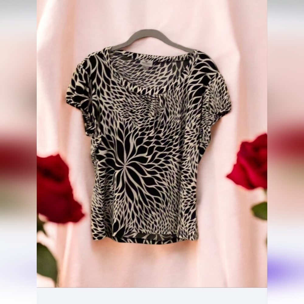 Worthington black and white short sleeve shirt petite X large. Puffy sleeves